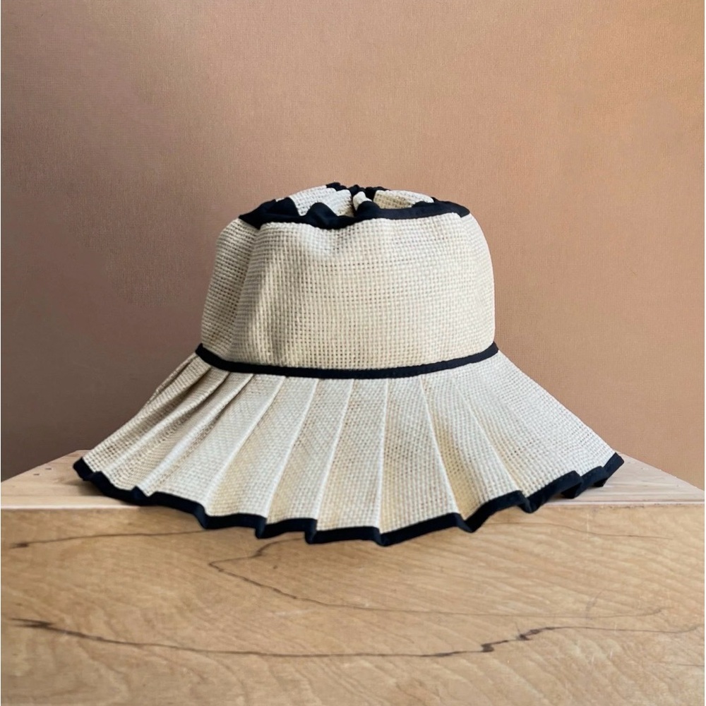 Cuffs Pleated Bucket Hat with Black Trim